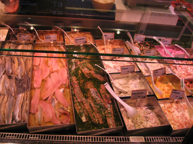 Выкладка рыбы на витрине в магазине фото прилавок