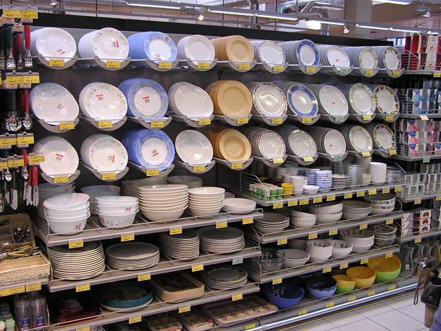 Оптом от производителя магазин. Выкладка посуды. Выкладка посуды в магазине. Хозтовары посуда. Выкладка керамической посуды.